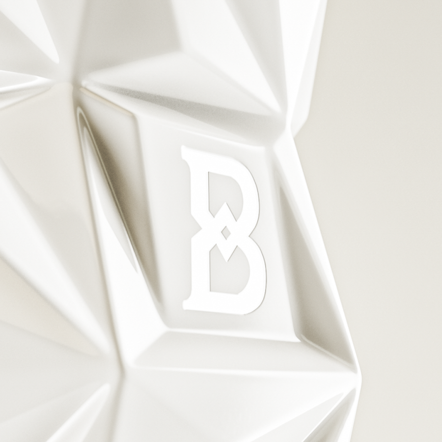 Verschiedene Perspektiven, die das luxuriöse Design der Flasche Belvedere 10 zeigen.