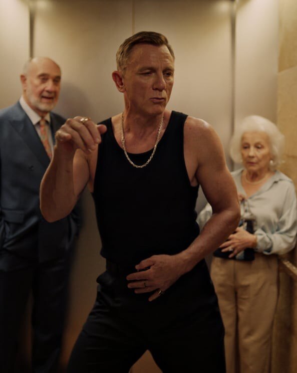 daniel craig with fans