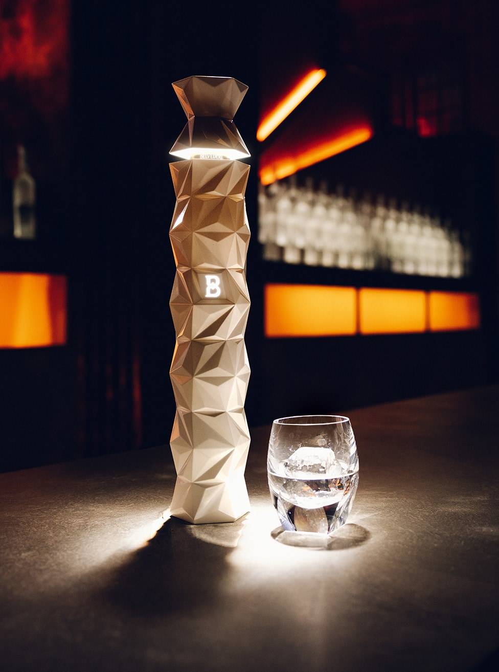 Elegante und luxuriöse Präsentation von Belvedere 10, eingeschenkt in ein raffiniertes Glas.